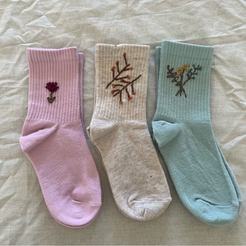 New hand embroidery 3 pair of socks toddler size s/m